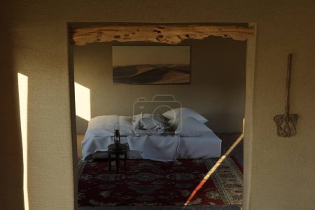 orientalisches Schlafzimmer mit gemütlichem niedrigen Bett. 3D-Rendering