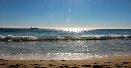 Foto de Reflejos de mar, arena, barco y sol. - Imagen libre de derechos