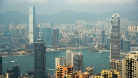 Vista panorámica de la Bahía Victoria en Hong Kong, desde "The Peak", destacando el Two International Finance Centre
