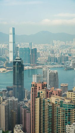 Vista panorámica de la Bahía Victoria en Hong Kong, desde "The Peak", destacando el Two International Finance Centre