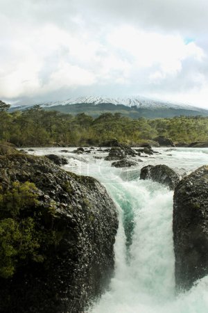 Petrohu-Fälle, röhrenartiger Wasserfall im Oberlauf des Petrohu-Flusses, Chile