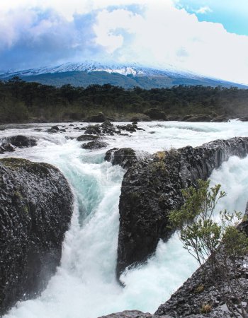 Cataratas Petrohu, cascada tipo canal en los tramos superiores del río Petrohu, Chile