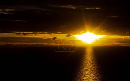 Foto de Puesta de sol en el lago Titicaca - Imagen libre de derechos