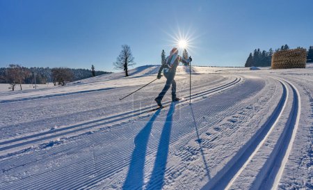 Foto de Mujer esquí de fondo Bregenz Forest Mountains cerca de Sulzberg, Vorarlberg, Austria - Imagen libre de derechos