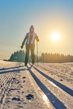 Téléchargez les photos : Femme ski de fond Bregenz Forest Mountains près de Sulzberg, Vorarlberg, Autriche - en image libre de droit