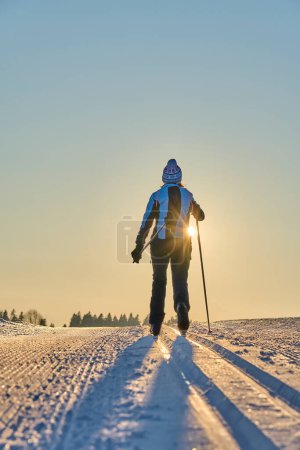 Foto de Mujer esquí de fondo Bregenz Forest Mountains cerca de Sulzberg, Vorarlberg, Austria - Imagen libre de derechos