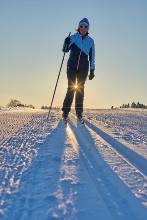 Téléchargez les photos : Femme ski de fond Bregenz Forest Mountains près de Sulzberg, Vorarlberg, Autriche - en image libre de droit