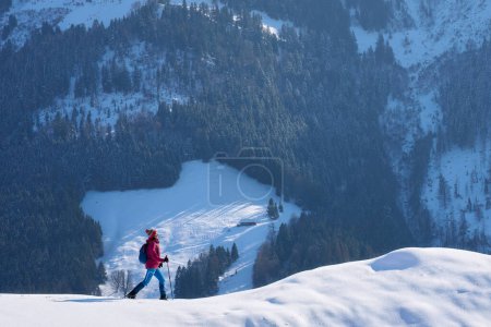 Téléchargez les photos : Belle et active femme âgée raquette dans la neige poudreuse profonde sous le mont Hochgrat dans les montagnes des Alpes Allgau près d'Oberstaufen et Steibis, Bavière, Allemagne - en image libre de droit