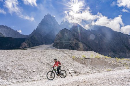 Téléchargez les photos : Jolie femme âgée chevauchant son vélo de montagne électrique dans la vallée d'Innerfeld dans les Dolomites Sexten près du village d'Innichen, parc national de Tre cime, Tyrol du Sud, Italie - en image libre de droit