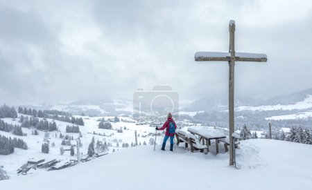 Téléchargez les photos : Belle et active femme âgée randonnée en raquettes dans la neige poudreuse profonde dans les Alpes Allgau, Bavière, Allemagne - en image libre de droit