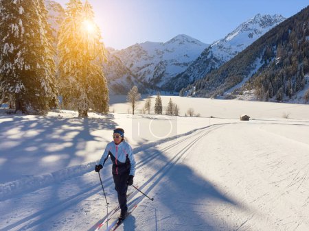 Téléchargez les photos : Belle senior active ski de fond dans la poudreuse fraîche dans la vallée de Tannheim, Tyrol, Autriche - en image libre de droit