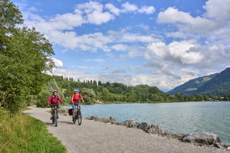 Téléchargez les photos : Deux amies âgées s'amusent lors d'une balade à vélo au-dessus du lac Alpsee, Immenstadt, Allgaeu, Allemagne - en image libre de droit