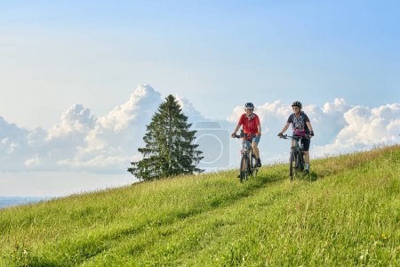 Téléchargez les photos : Deux amies âgées s'amusent lors d'une randonnée à vélo dans la forêt de Bregenz près de Sibratsgfll, Vorarlberg, Autriche - en image libre de droit