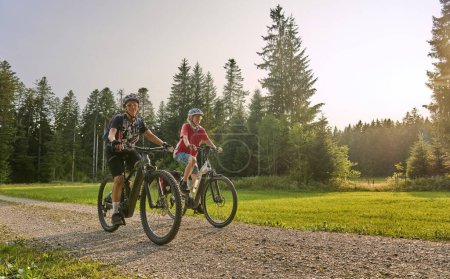 Téléchargez les photos : Deux amies âgées s'amusent lors d'une randonnée à vélo dans la forêt de Bregenz près de Sibratsgfll, Vorarlberg, Autriche - en image libre de droit