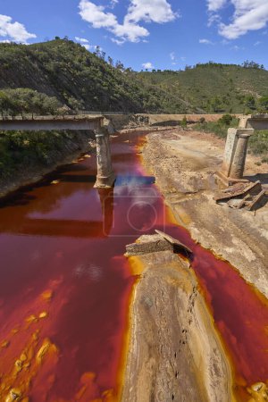 Téléchargez les photos : Paysager Rivière Rouge Rio Tinto en Espagne avec ses eaux rouges profondes naturelles, Province Huelva, Andalousie, Espagne - en image libre de droit