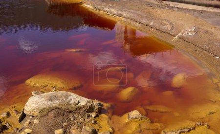 Foto de Natural Texturas de Agua de color rojo profundo sulfúrico del Río Tinto, Provincia Huelva, Andalucía, España - Imagen libre de derechos