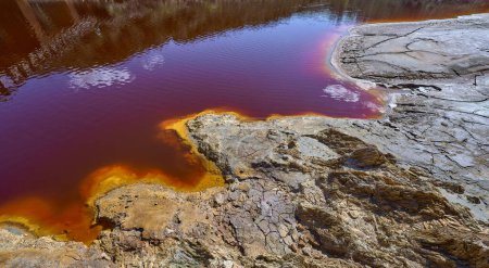 Téléchargez les photos : Textures naturelles d'eau sulfurique rouge profond du Rio Tinto, Province de Huelva, Andalousie, Espagne - en image libre de droit