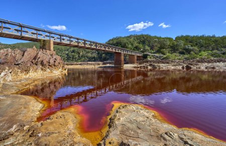 Foto de Paisaje Río Tinto rojo en España con sus aguas profundas de color rojo natural, Provincia Huelva, Andalucía, España - Imagen libre de derechos