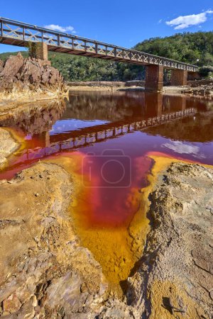 Téléchargez les photos : Paysager Rivière Rouge Rio Tinto en Espagne avec ses eaux rouges profondes naturelles, Province Huelva, Andalousie, Espagne - en image libre de droit