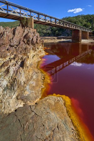 Foto de Paisaje Río Tinto rojo en España con sus aguas profundas de color rojo natural, Provincia Huelva, Andalucía, España - Imagen libre de derechos