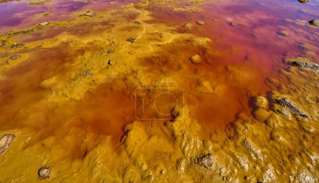 Téléchargez les photos : Textures naturelles d'eau sulfurique rouge profond du Rio Tinto, Province de Huelva, Andalousie, Espagne - en image libre de droit