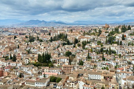 Foto de Vista aérea del Albaicín y el Sacromonte por el centro de Granada, Andalucía, España - Imagen libre de derechos