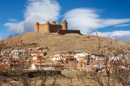 Foto de Medieaval village and castle of La Calahorind Andlusia, España - Imagen libre de derechos