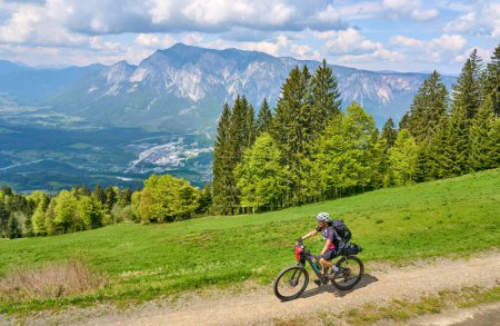 Foto de Mujer activa en un tour en bicicleta de montaña en los alpes carintios sobre Villach en Austria - Imagen libre de derechos