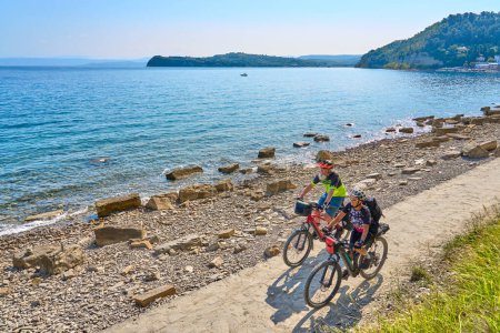 Téléchargez les photos : Couple sénior actif lors d'une visite de vélo de montagne à Capodistria, coût Méditerranée slovène près d'Izola et Koper - en image libre de droit
