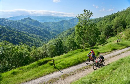 Foto de Pareja mayor activa en un tour en bicicleta de montaña en el Paso Vri en el Parque Nacional de Triglav, Julian Alps por encima de Kranska Gora en Eslovenia - Imagen libre de derechos