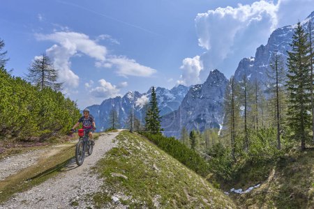 Téléchargez les photos : Femme âgée active et joyeuse lors d'une visite de vélo de montagne E au col Vri dans le parc national du Triglav, Alpes juliennes au-dessus de Kranska Gora en Slovénie - en image libre de droit
