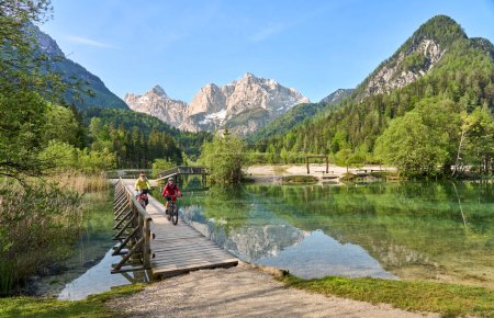 Téléchargez les photos : Couple de personnes âgées actif lors d'une visite en VTT au col Vri dans le parc national du Triglav, dans les Alpes juliennes au-dessus de Kranska Gora en Slovénie - en image libre de droit