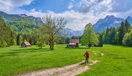 Téléchargez les photos : Belle femme en balade à vélo le long de la rivière Soca avec son vélo de montagne électrique dans le parc national du Triglav en Slovénie - en image libre de droit