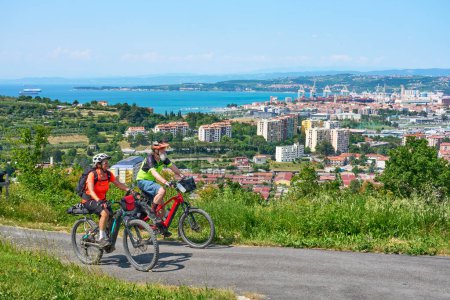 Téléchargez les photos : Couple sénior actif lors d'une visite de vélo de montagne à Capodistria, coût Méditerranée slovène près d'Izola et Koper - en image libre de droit