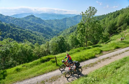 Foto de Pareja mayor activa en un recorrido en bicicleta con sus bicicletas eléctricas de montaña en las montañas Karst de Eslovenia cerca de Tolmin - Imagen libre de derechos