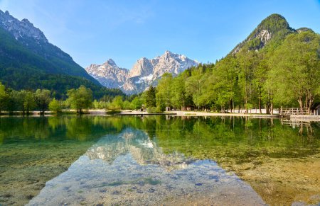 Téléchargez les photos : Paysage montagneux au lac Jasna dans le parc national du Triglav près de Kranska Gora, Alpes juliennes, Slovénie - en image libre de droit