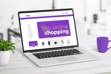 Foto de Tienda en línea en concepto de pantalla portátil. Página de comercio electrónico moderno con productos y carrito de la compra - Imagen libre de derechos