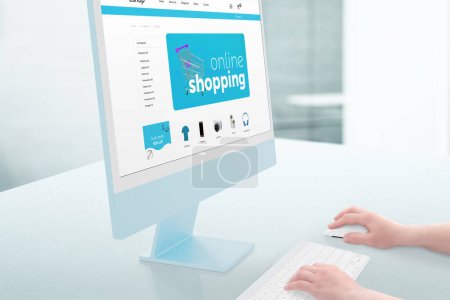 Foto de Comercio electrónico y composición de compras en línea con pantalla de ordenador y diseño moderno de página web - Imagen libre de derechos