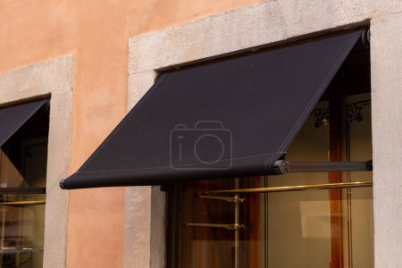 Hochwertige schwarze Markise vor einem Geschäft oder Restaurant, die einen hervorragenden Platz für Logo-Attrappen bietet