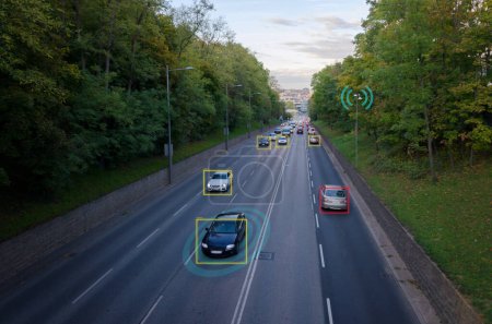 KI Smart City Traffic Cameras Monitoring Konzept. Straße mit Autos. Autos zählen, Nummernschilder erfassen, Geschwindigkeit messen, WLAN