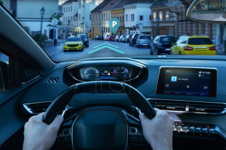 Téléchargez les photos : Navigation automobile intelligente au concept de place de stationnement. Vue du conducteur - en image libre de droit