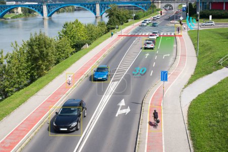 Foto de Concepto de intersección inteligente en la ciudad monitoreado por cámaras y sensores para controlar vehículos, ciclistas, peatones. - Imagen libre de derechos