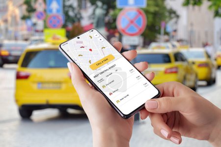 Taxi mobile App mit Smart Maps und Bestelltaste. Taxifahrzeuge im Hintergrund