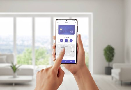 Foto de Smartphone muestra la usabilidad fintech con un diseño conceptual de la aplicación, con una tarjeta de crédito y transacciones. Gestión financiera simplificada - Imagen libre de derechos