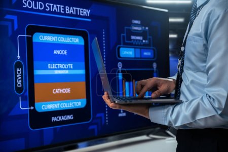 Téléchargez les photos : L'ingénieur montre le paquet de batterie à l'état solide pour véhicule électrique (EV) sur l'écran électronique - en image libre de droit