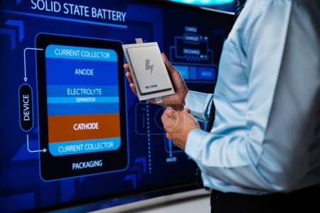 Ingenieur zeigt Solid State Battery Pack für Elektrofahrzeuge (EV) auf elektronischem Bildschirm, Batterietechnologie, die feste Elektroden und einen soliden Elektrolyten verwendet.