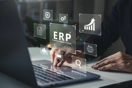 Geschäftsmann mit Laptop mit ERP-Symbol auf virtuellem Bildschirm, Enterprise Resource Planning für das Management von Unternehmen.