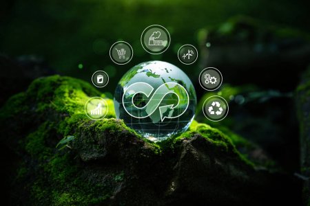 Kristallkugel mit Kreislaufwirtschaft-Symbol auf Moos, Kreislauf in einem endlosen Kreislauf, Nachhaltiges Umweltkonzept für Unternehmen und Welt.