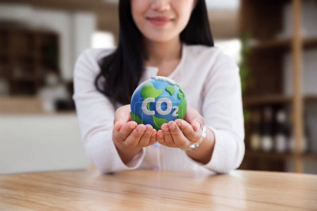 Téléchargez les photos : Adolescent asiatique montrant la plasticine terrestre sur les mains, l'écologie et l'environnement durable dans la crise du réchauffement climatique pendant, concept zéro net et neutralité carbone. - en image libre de droit