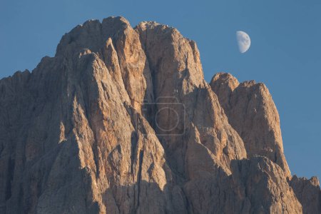 Téléchargez les photos : La Lune, derrière le côté nord de Sasso Lungo au coucher du soleil de la région de Val Gardena - en image libre de droit